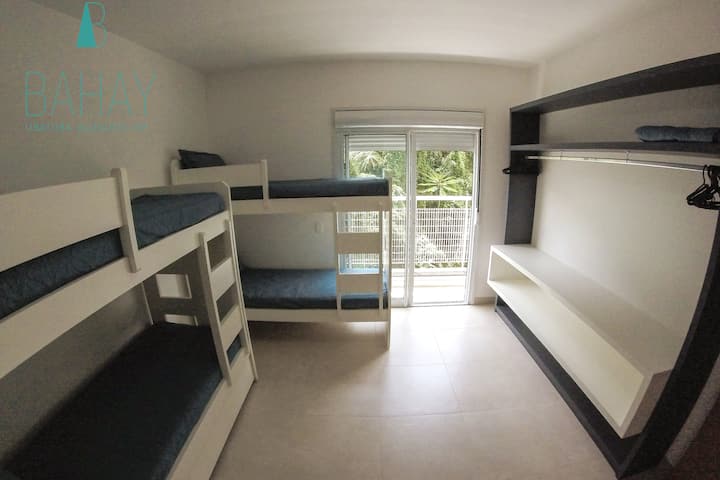 Suite 2. With 2 bunk beds and auxiliary bed. holds up to 5 people. Wardrobe with hangers, air-conditioning and forest view on the auxiliary balcony.
