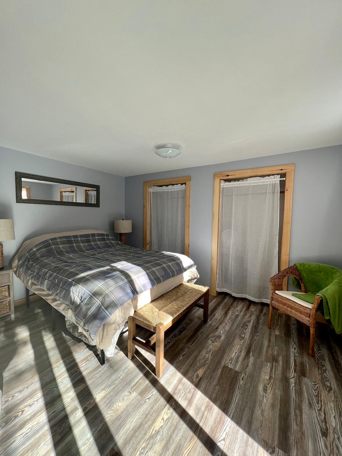 غرفة النوم الرئيسية (الملكة) في الطابق العلوي.
 
يمكنك المشي عبر الحمام للوصول إلى غرفة النوم الرئيسية والوصول إلى السطح الخلفي.

(سريرين صغيرين متاحين عند الطلب)