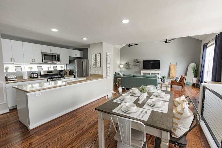 Central Spacious Townhome, 10 Min To Med Center - Houston, TX