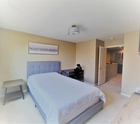 Cozy Bedroom Close to All -3
