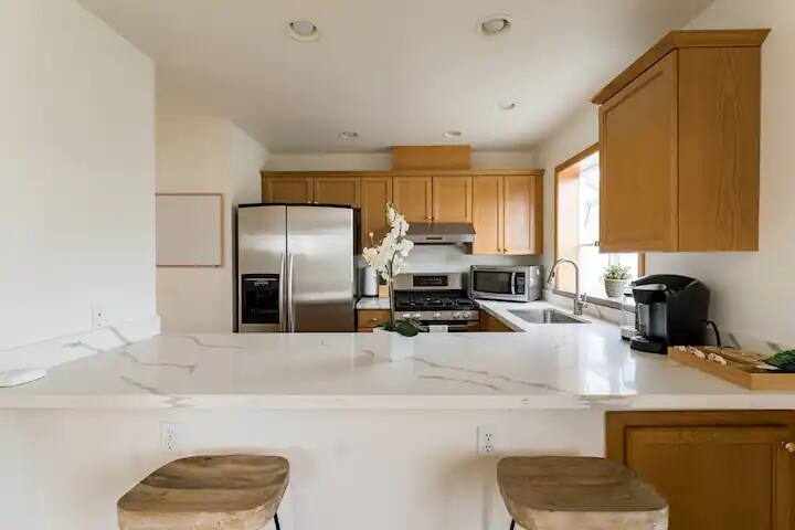 Bright 6BR Seattle Home w/ Parking+Downtown Access gallery image 4