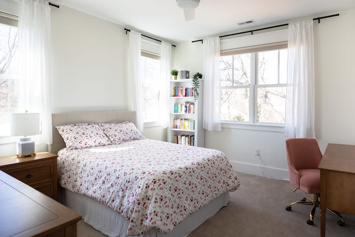 ห้องนอนชั้นสองนี้มีเตียงเต็มรูปแบบและห้องน้ำในตัว