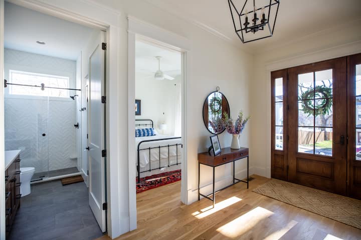 ห้องนอนควีนไซส์และห้องน้ำอยู่ที่ชั้นแรก