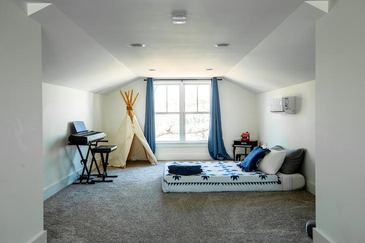 ด้านหนึ่งของห้องใต้หลังคามีที่นอนเมมโมรี่โฟมขนาดควีนไซส์ซึ่งเรายินดีที่จะชดเชยให้กลุ่มของคุณหากจำเป็น โปรดทราบว่าไม่มีห้องน้ำในห้องใต้หลังคาและทางเข้าเดียวคือผ่านห้องนอนใหญ่