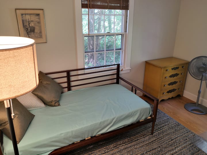 เตียงนอนเล่นชั้นล่าง