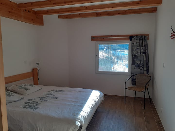 ห้องนอนพร้อมเตียงคู่และเตียงสองชั้น 