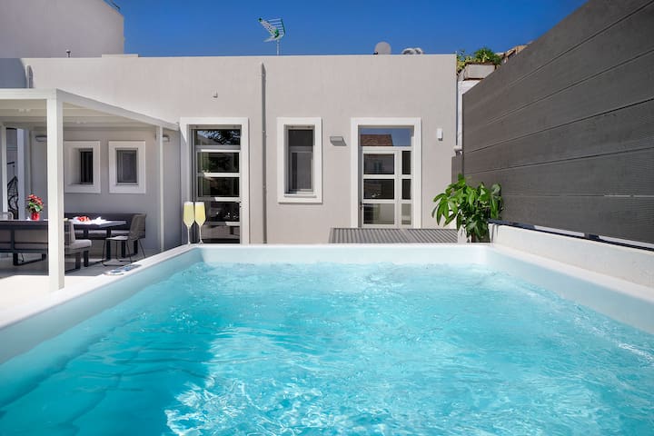 Kappa Residence, 3 BD, 2 BA, heated Jacuzzi