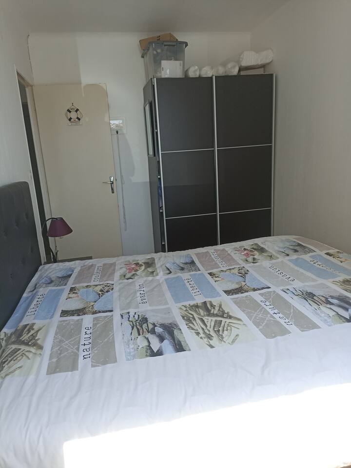 Dhoma e gjumit "oqeanike" ka pamje nga pjesa e përparme e shtëpisë, e pajisur me një krevat elektrik 160. Në 2 dyshekë me 80. Ka një dollap të madh me gardërobë dhe rafte.