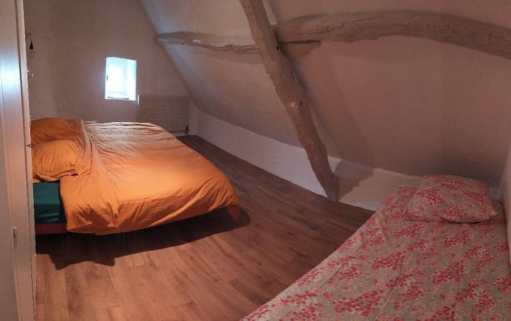 спалня 2 две легла 90x190 (или едно легло 180)
+ легло 90 X 190