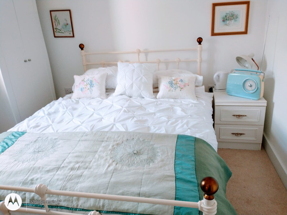 غرفة بسرير مزدوج