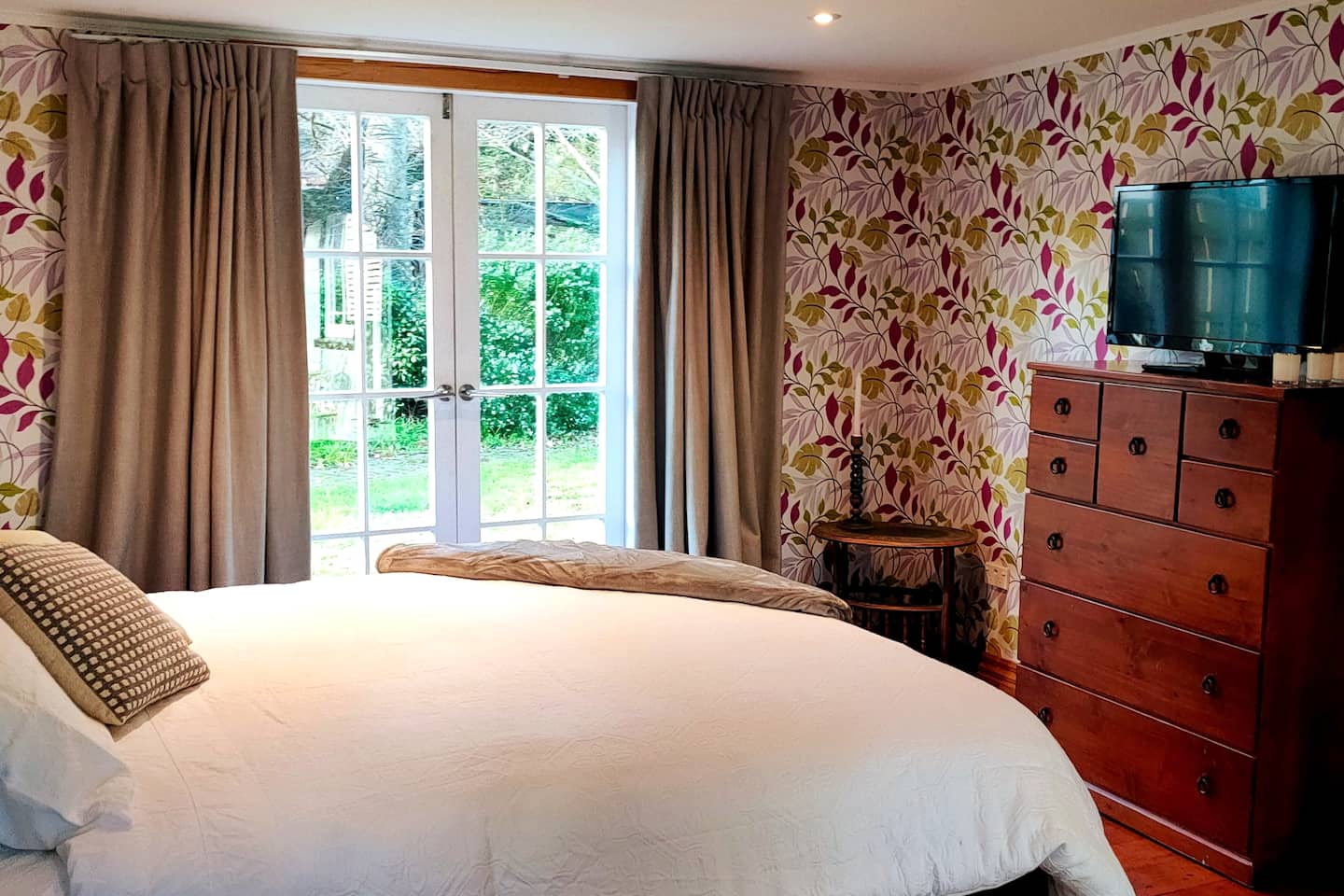 The Oaks- A Beautifully Appointed 1890s Villa 1