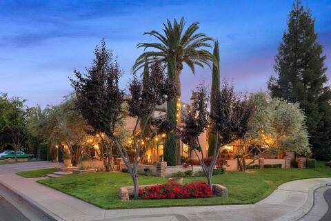 Lovely home w/ pool, spa, outdoor grill and more!