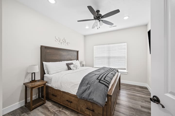 Спална соба бр. 3 на горниот кат: брачен кревет (широк 180 - 180 -