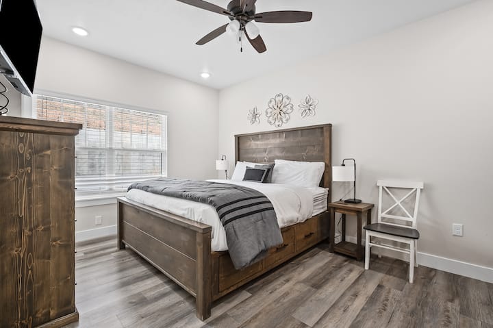 Спална соба на главно ниво: брачен кревет (широк 180 - 200 см) и кревет „Марфи“ во целосна 