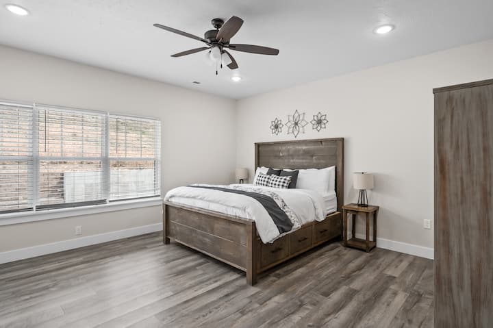 Спална соба бр. 1 на горно ниво: брачен кревет (широк 180 - 200 см) и брачен кревет „Марфи“