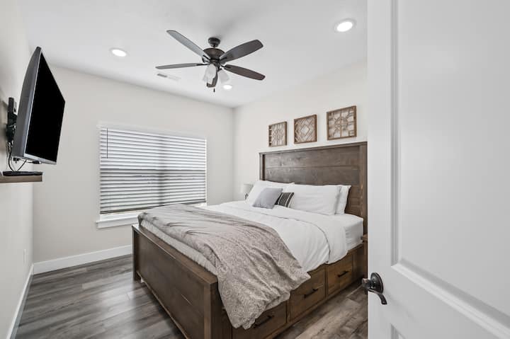 Спална соба бр. 2 на горниот кат: брачен кревет (широк 180 - 200 см