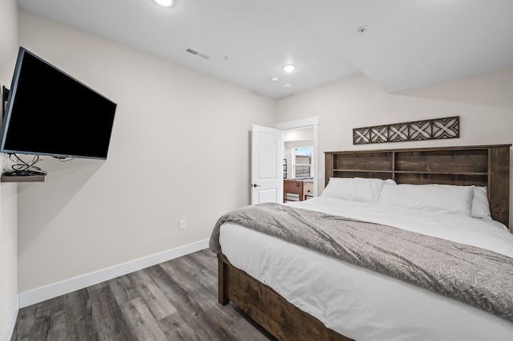 Спална соба бр. 1 на пониско ниво: брачен кревет (широк 180 - 200