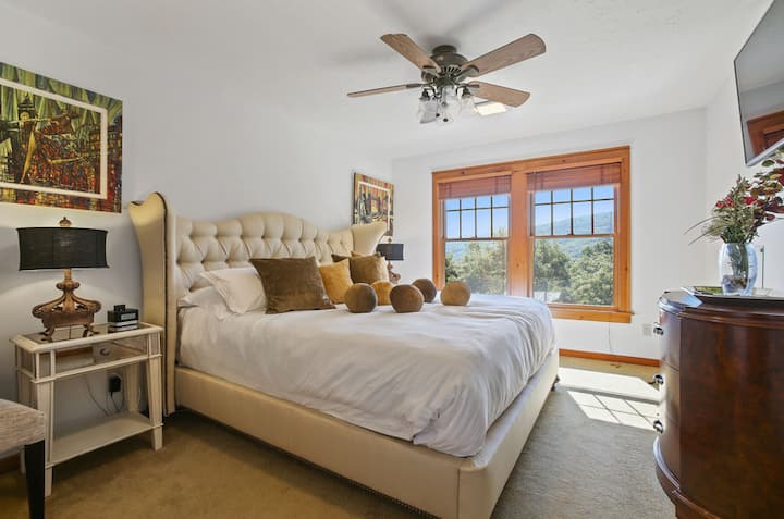 Საძინებელი 2 (ოსტატი) - დიდი ზომის საწოლი HD-ეკრანიანი ტელევიზორით, მთებისა და აქლემების ხედები!