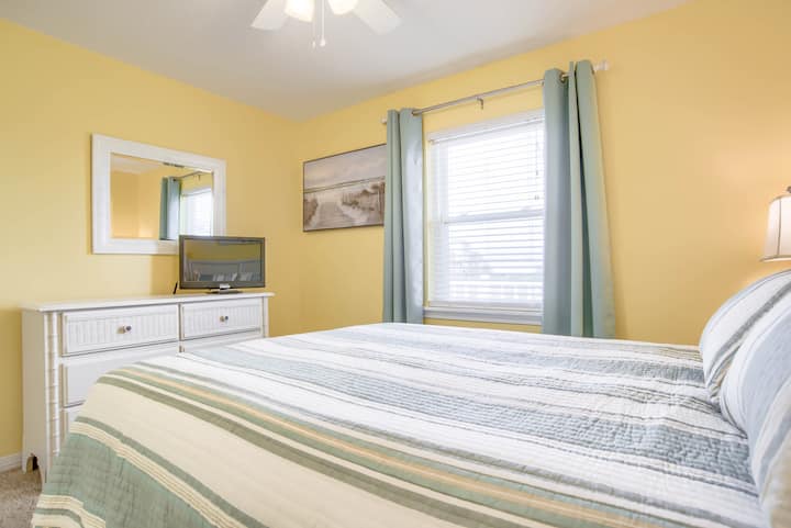 Брачна спална соба со поглед кон Мобилниот залив!