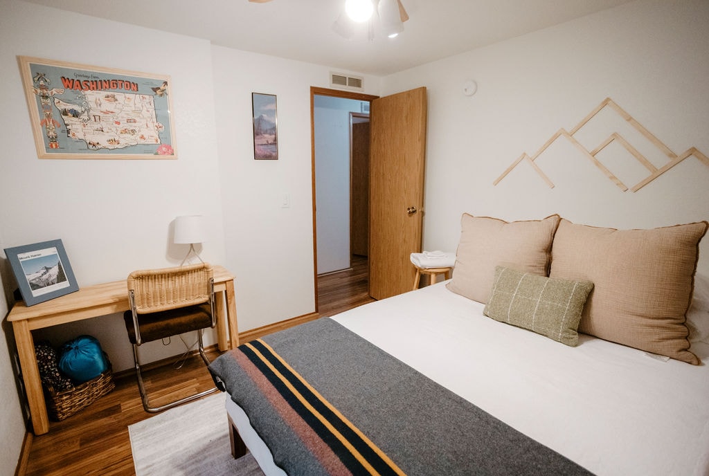 Our Washington guest room features an early bird hybrid mattress with comfy bedding. Also provided is a dog bed and dog blanket to be used if a dog is going to be on the furniture. 