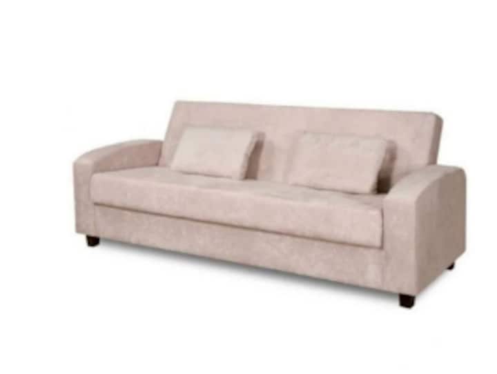 Kitanda cha kustarehesha cha sofa sebuleni ambacho hubadilika na kuwa kitanda cha viti 2, chenye matandiko, mashuka, mito, blanketi linalopatikana.