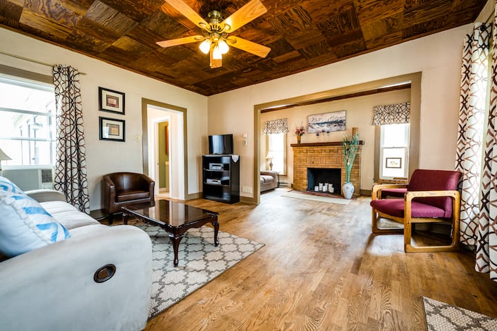 Charming/cozy 2 Br 1 Bath Steps From Downtown. - Cherry Beach, Three Oaks