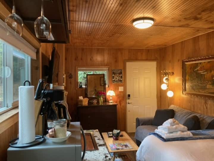 Woahink Lake Studio Retreat - Pirate’s Cove - Oregon