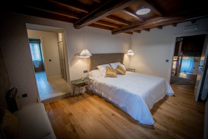 Habitación A Camelia, posibilidad de cama de matrimonio de 180cm o bien dos camas de 90 cm. 
Balcón Privado