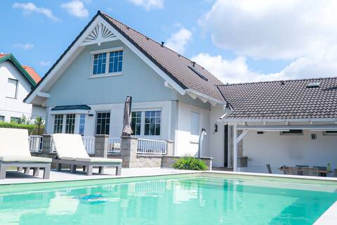 Lake House with saltwater Pool in nice  location
