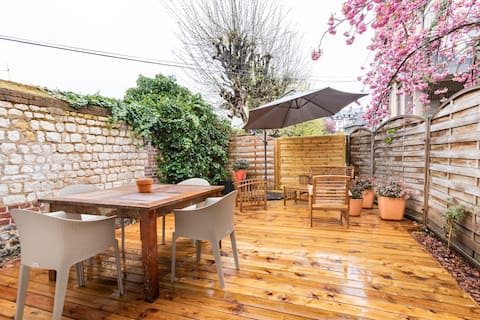 The "102" House with terrace and parking near train station