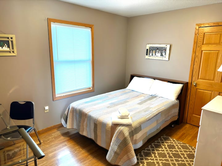 غرفة النوم رقم1. سرير كامل الحجم ومكتب كمبيوتر.