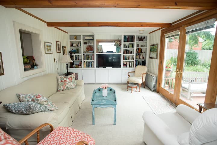 Quiet Cottage Between The Beaches - Newport, RI