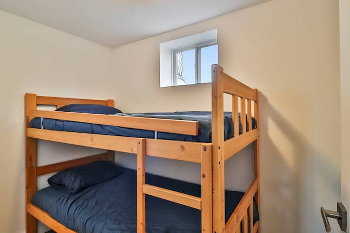 带双层床的小卧室