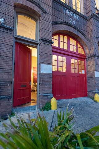 Engine 24 Firehouse Bed & Breakfast gallery image 3