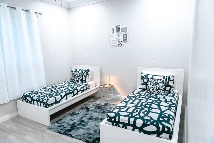 Esta habitación tiene camas individuales con baño en suite. Cuenta con un armario de tamaño mediano con un espacio amplio para el equipaje y la ropa junto con una cómoda de 6 cajones para acomodar estadías largas. Separa la unidad sin conductos y el ventilador de techo en esta habitación.