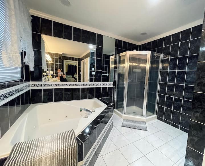 Banja kryesore e dhomës së gjumit me xhakuzi