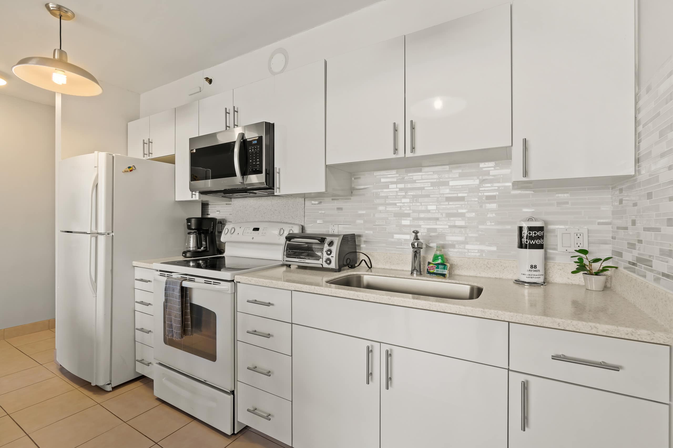 Condo in Honolulu · ★4.56 · 1 bedroom · 3 beds · 1 private bath - Image 2