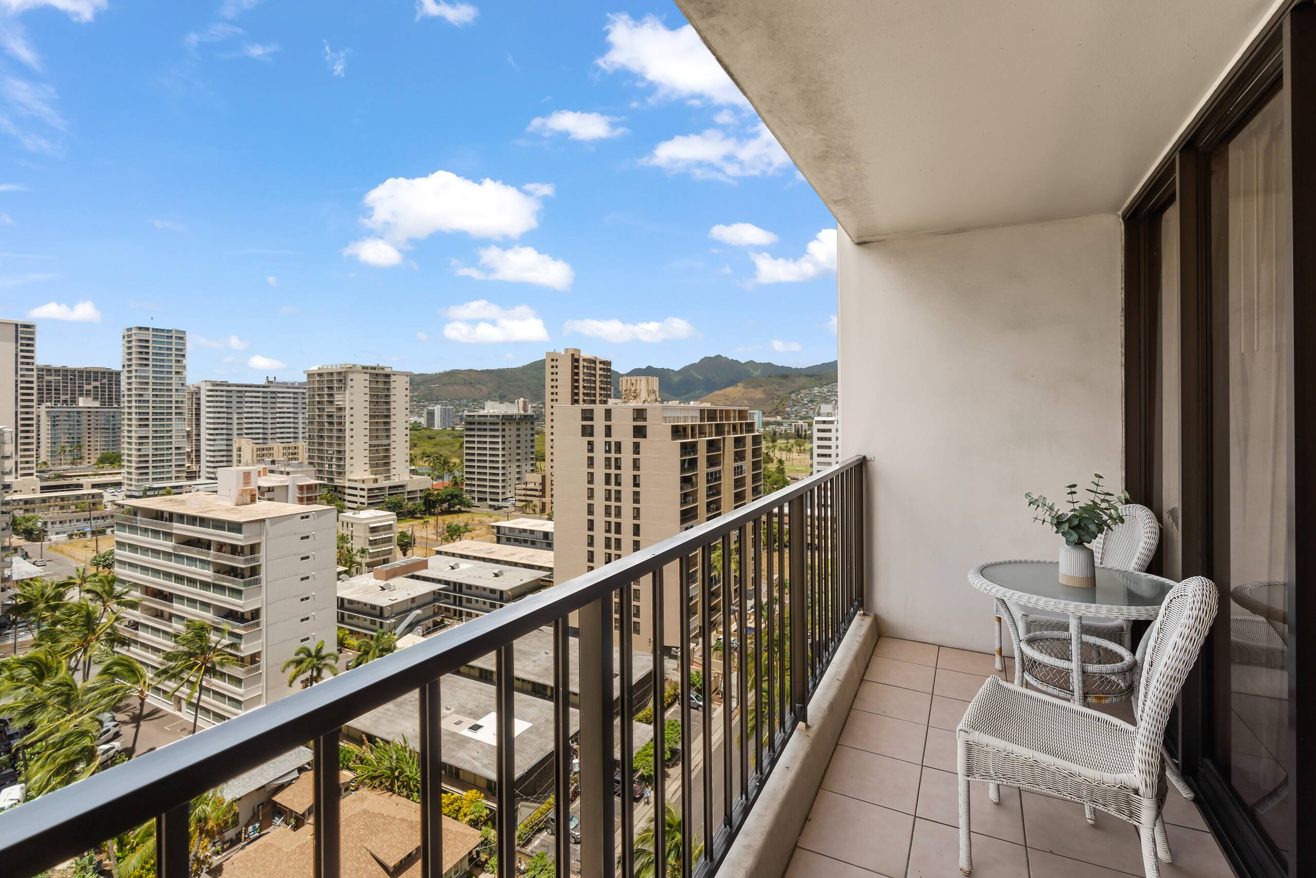 Condo in Honolulu · ★4.56 · 1 bedroom · 3 beds · 1 private bath - Image 17