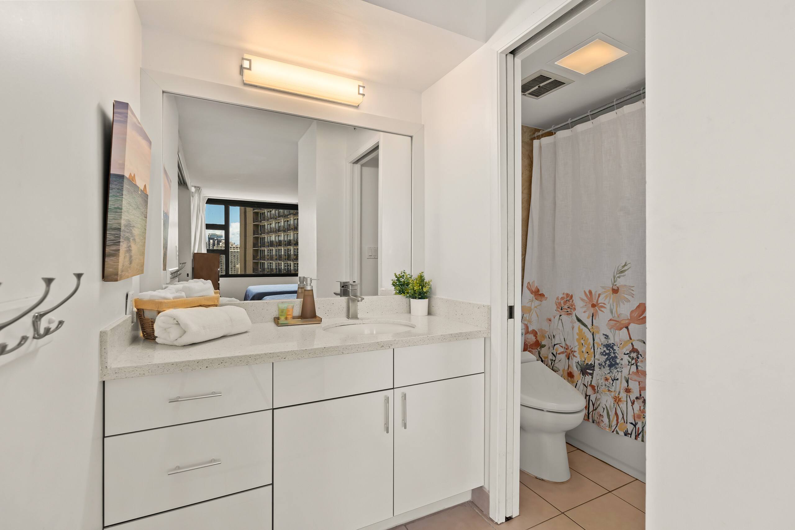 Condo in Honolulu · ★4.56 · 1 bedroom · 3 beds · 1 private bath - Image 14