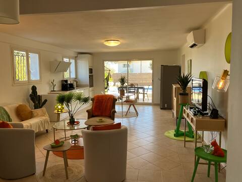 Annonce Airbnb populaire: Between the sea and the Moors, sea view, air conditioning à Fréjus