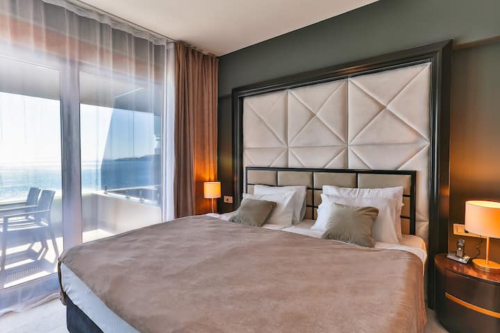 سرير بحجم كبير في غرفة النوم.