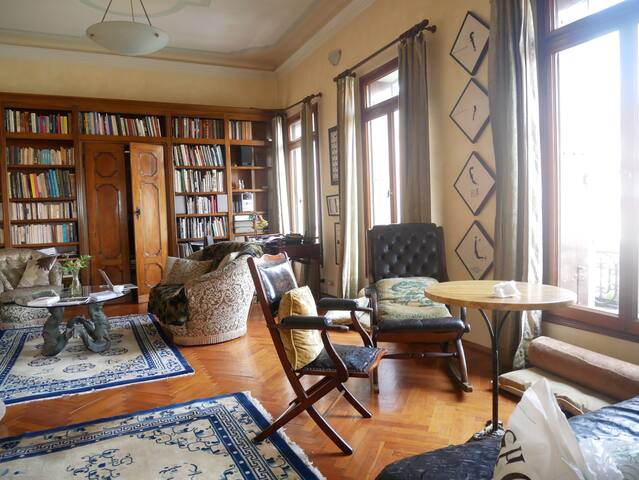 Luxury Apartment on the Grand Canal gallery image 2