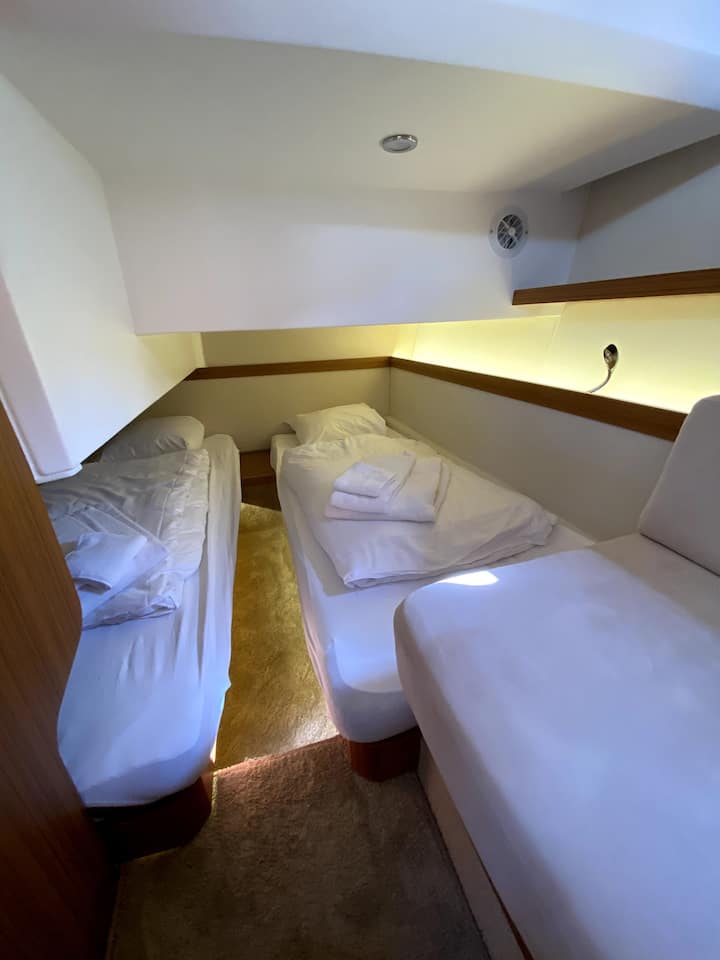 Stikk soverom med to enkeltsenger som også kan settes sammen til en dobbeltseng.