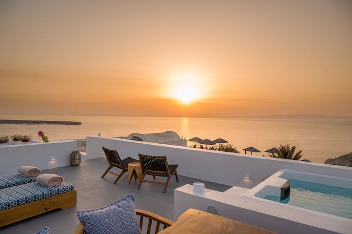Cape Suite Oia with sunset view