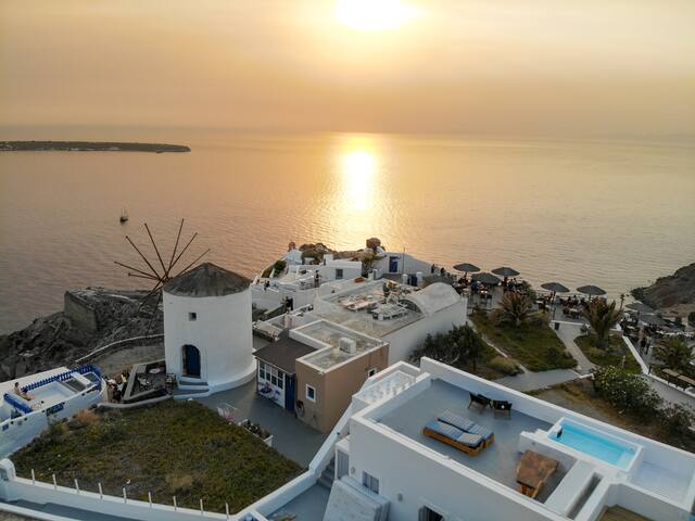 Cape Suite Oia with sunset view gallery image 4