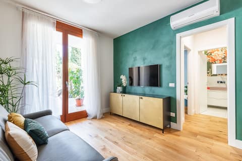 Top performing Airbnb: Cozy and modern apartment with garage in Florence