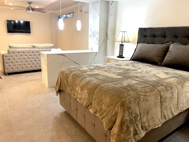 

Esta habitación cuenta con una cama queen size y un sofacama matrimonial . El sofá cama cuenta con un colchón de  resortes mas un colchón de memory foam muy cómodo.
Ventana con poca luz natural y suficiente luz con spots para iluminar.