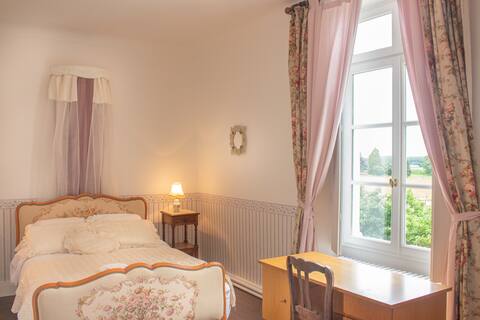 Monarchy of roses - Castle of Montaupin in Oizé