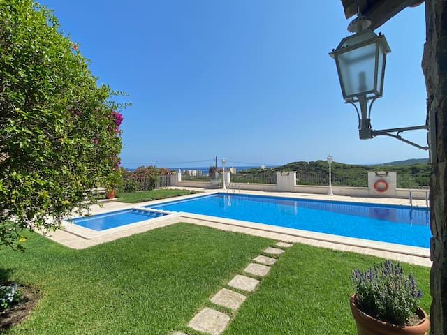 Villa la Buganvilla, vistas al mar y piscina gallery image 3