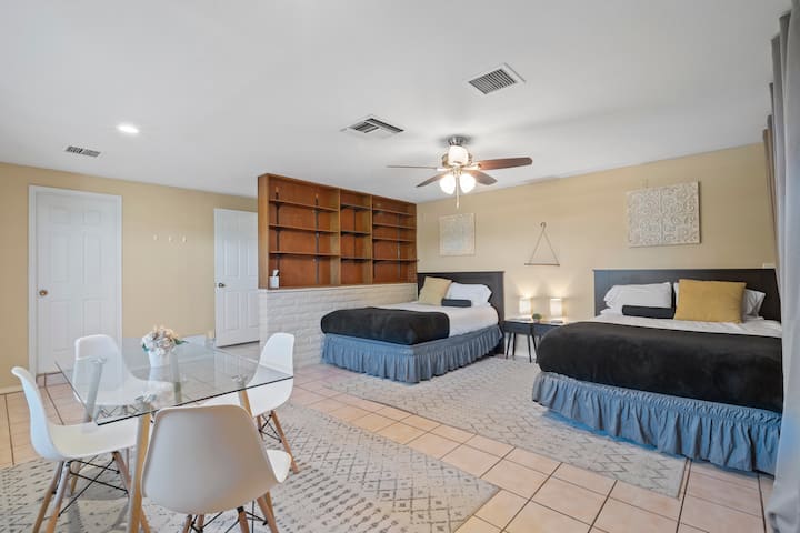 3号卧室配有两张标准双人床。房间非常宽敞，自然光线充足。从房子正面可以看到美丽的景色。